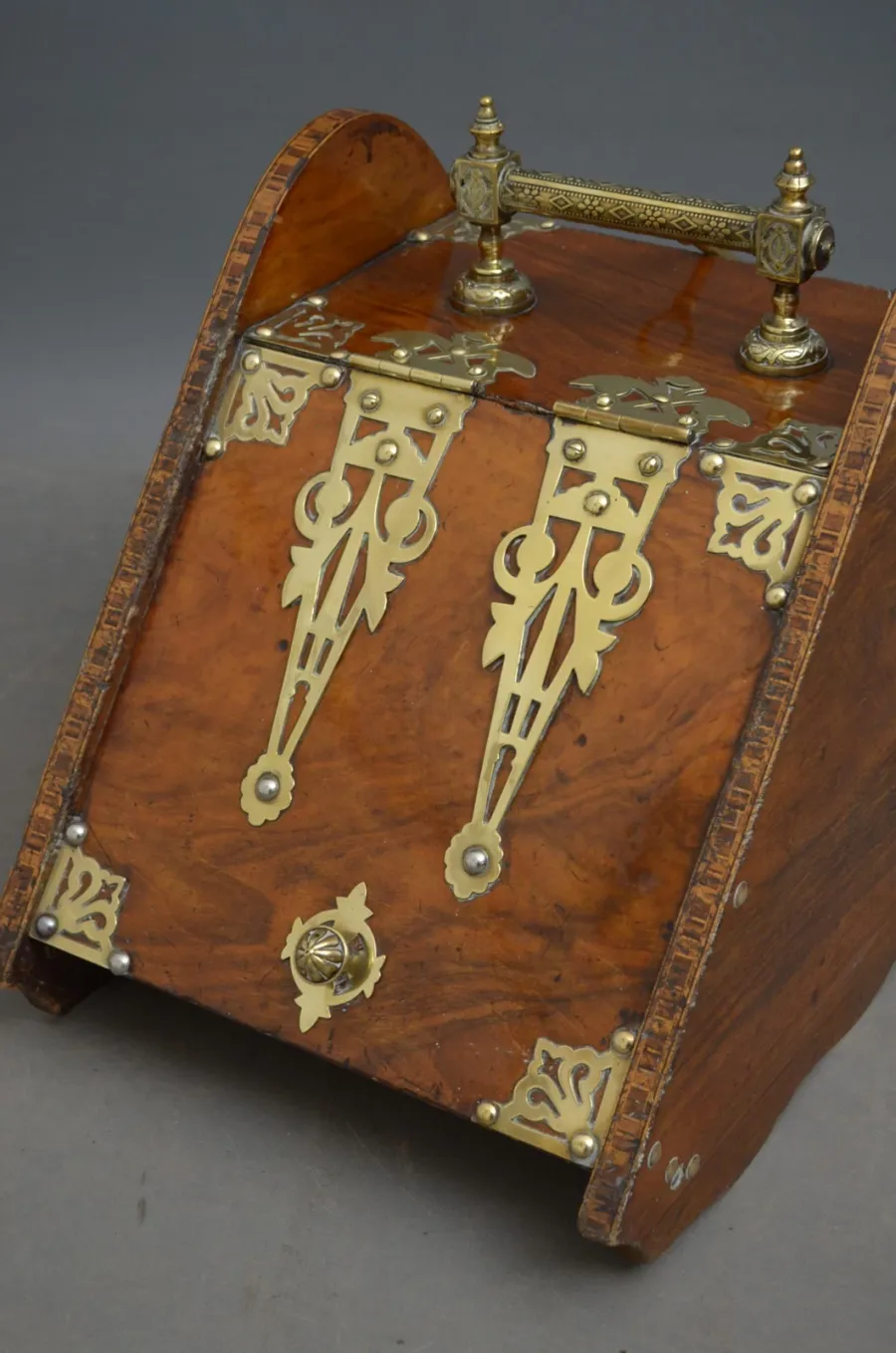 obrazek 4 Arts and Crafts - purdonium w kształcie piramidy z orzecha i mosiądzu - antyk