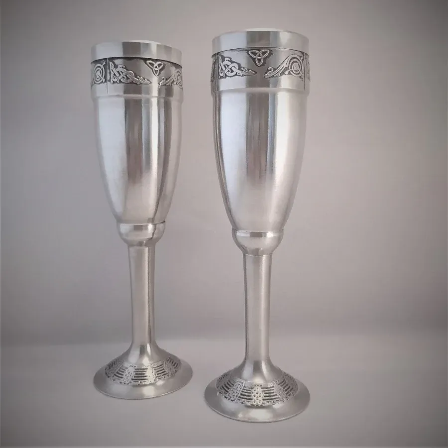 obrazek 2 Zestaw dwóch cynowych kieliszków do szampana z celtyckim zdobieniem