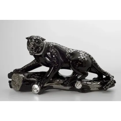 Picture A panther on a trunk made of ceramics