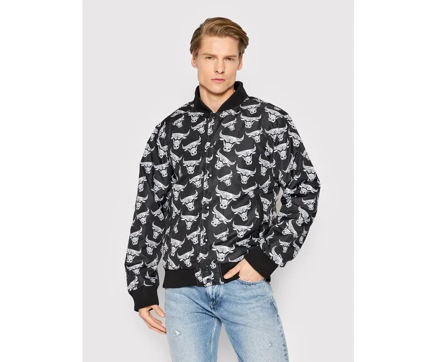 obrazek 1 New Era Kurtka bomber Chicago Bulls All Over Logo 12893178 Czarny Regular Fit