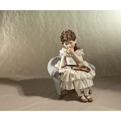 Zdjęcie Figurka przedstawiająca dziewczynkę z porcelany - Sibania