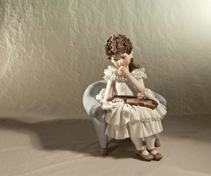 obrazek 1 Figurka przedstawiająca dziewczynkę z porcelany - Sibania