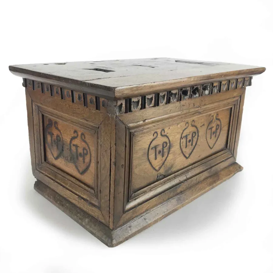 obrazek 4 Siedemnastowieczny jałmużnik z orzecha włoskiego w kształcie skrzyni