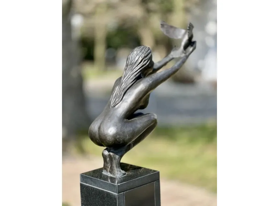obrazek 2 Prestiżowa rzeźba ogrodowa przedstawiająca kobietę z ptakiem "Leć" - idealna ozdoba ogrodu