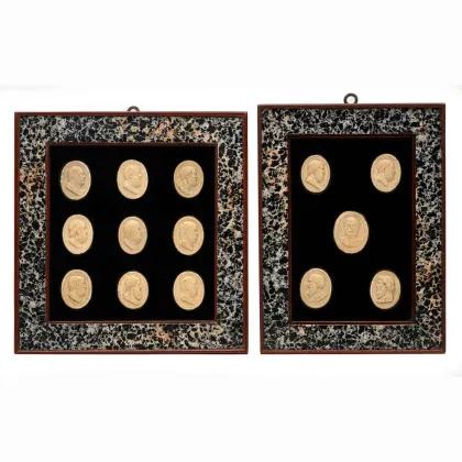 Zdjęcie Para neoklasycznych kompozycji kamei - zbiór sztukaterii z sylwetkami filozofów greckich