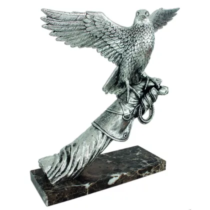 Zdjęcie Niezwykła figurka srebrnego sokoła osadzonego na ramieniu