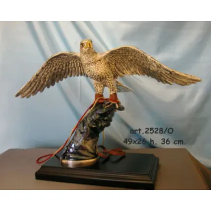 Zdjęcie Złoty orzeł siedzący na dłoni