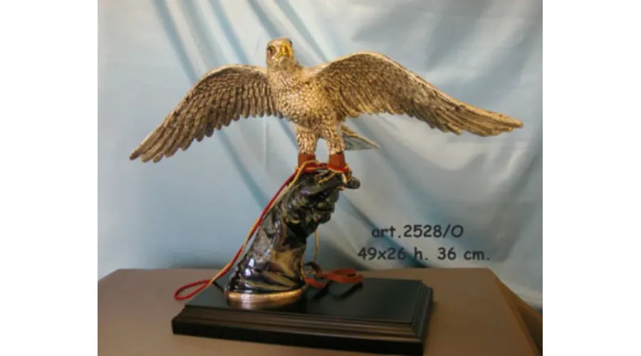 obrazek 1 Złoty orzeł siedzący na dłoni