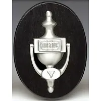 Zdjęcie Stylowa kołatka do drzwi zdobiona celtyckim wzorem wykonana z cyny