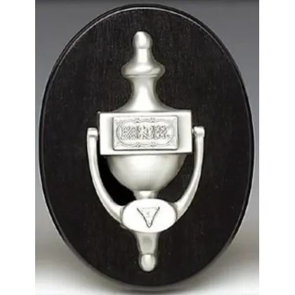 Zdjęcie Stylowa kołatka do drzwi zdobiona celtyckim wzorem wykonana z cyny