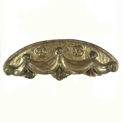 Zdjęcie Złoty fryz z półokrągłą serwetą z draperiami z kokardkami i kwiatami