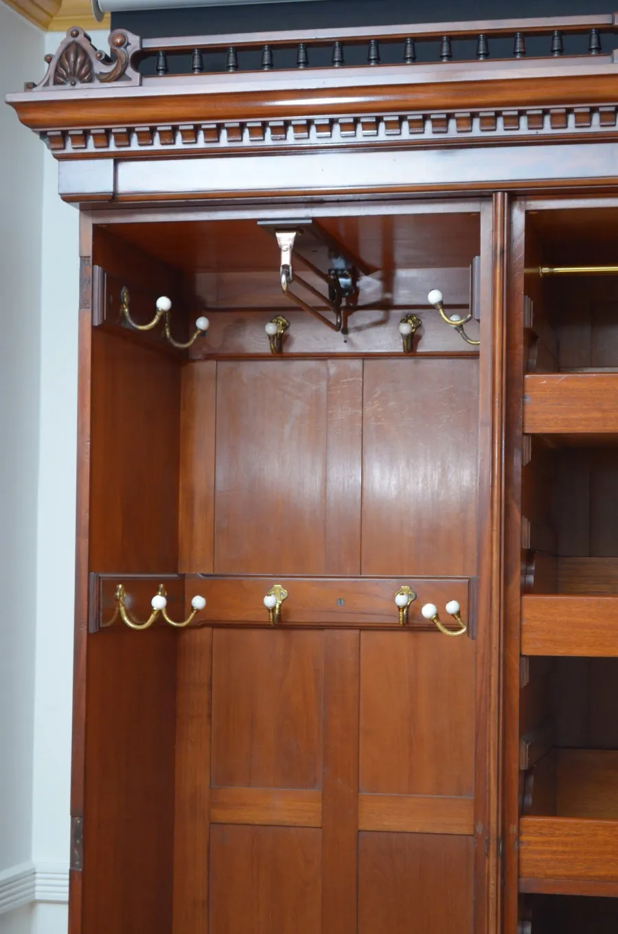 obrazek 3 Edwardian Mahogany - przepiękna 3-drzwiowa szafa antyk