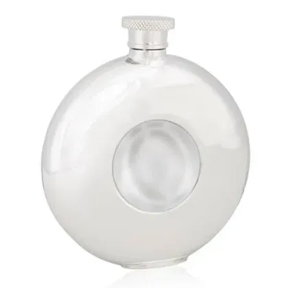 Zdjęcie Wyjątkowa piersiówka na alkohol ze szklanym środkiem – prezent na szczególną okazję