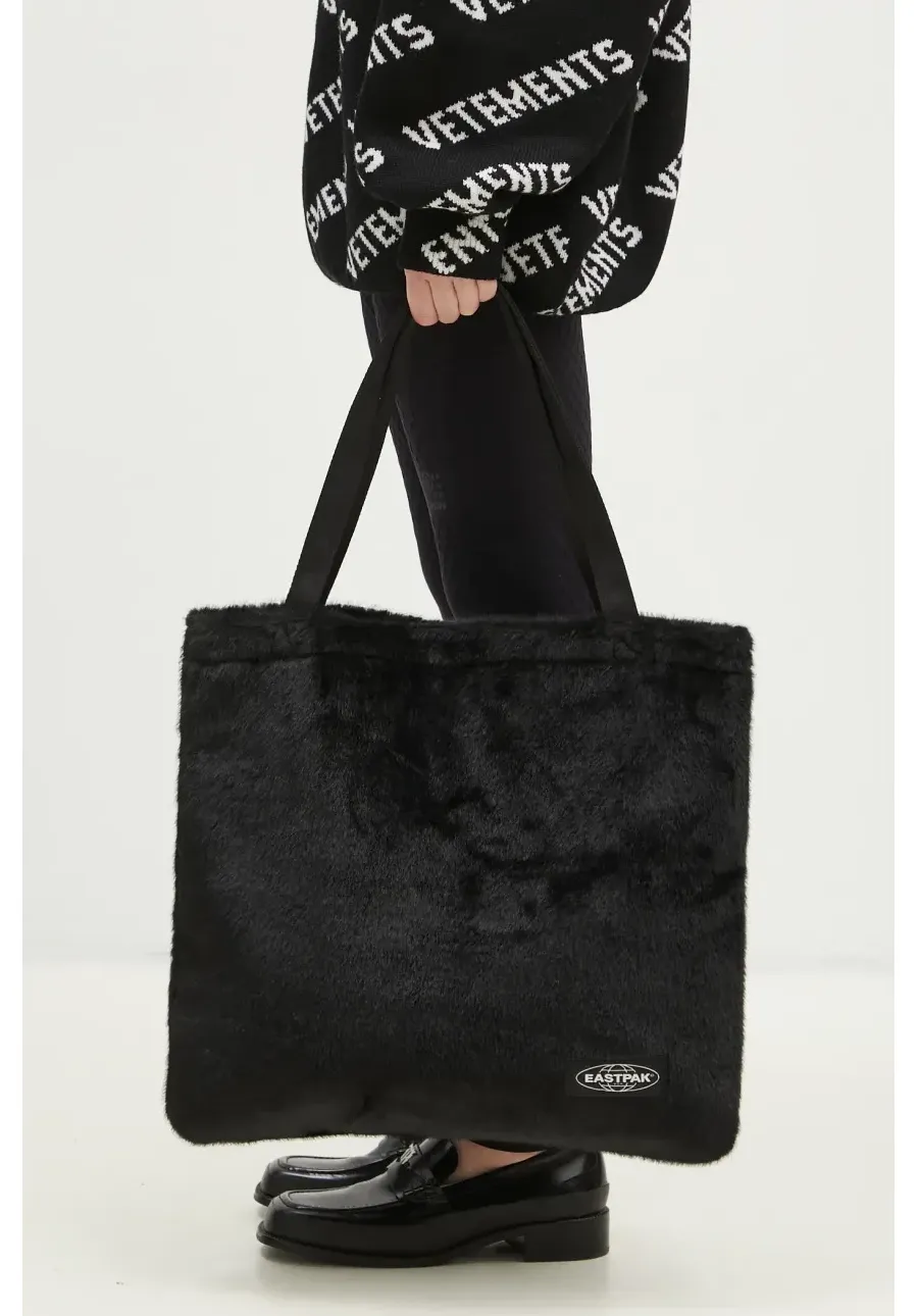 obrazek 1 Eastpak torba Charlie Fuzzy kolor czarny EK0A5BCK2Q81