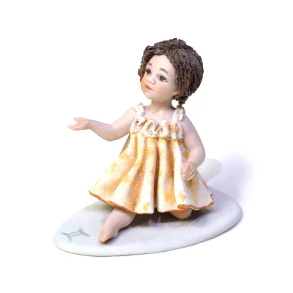Zdjęcie Mini figurka dziewczynki jako znak zodiaku bliźnięta - Sibania