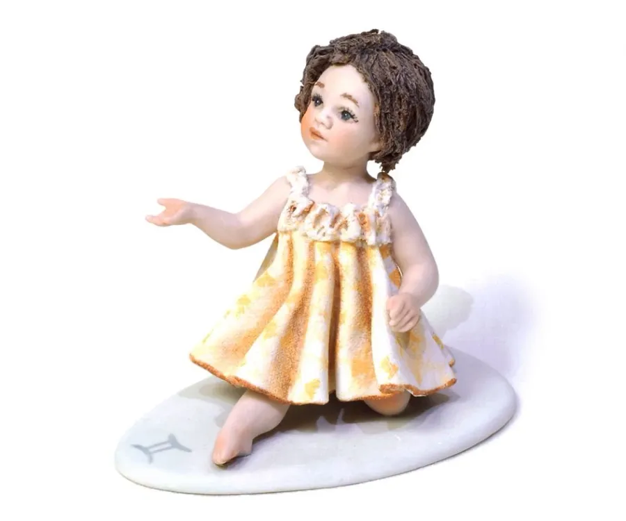 obrazek 1 Mini figurka dziewczynki jako znak zodiaku bliźnięta - Sibania