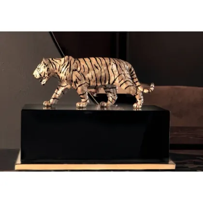 Zdjęcie Elegancki złocony i emaliowany mosiężny tygrys na czarnej drewnianej podstawie