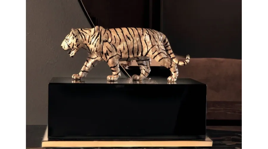 obrazek 1 Elegancki złocony i emaliowany mosiężny tygrys na czarnej drewnianej podstawie