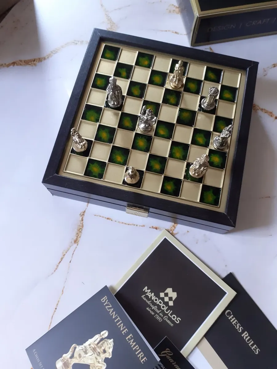 obrazek 1 Cudowny upominek w postaci kompletu szachowego z zieloną szachownicą