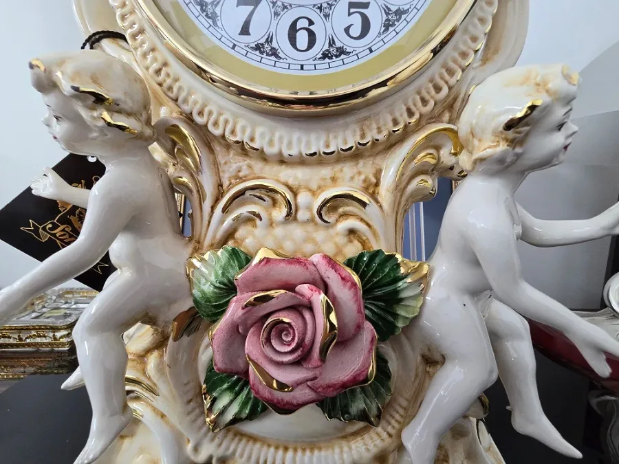 obrazek 7 Włoski ceramiczny zegar ozdobny z różami i aniołkami