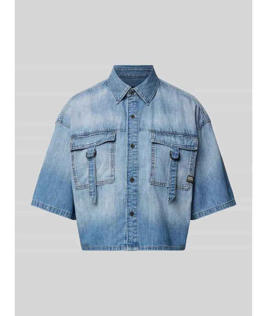 obrazek 1 Bluzka jeansowa o kroju relaxed fit z kieszeniami na piersi