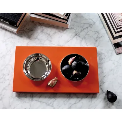 Zdjęcie Dwie platerowane srebrem misy na lakierowanej podstawce