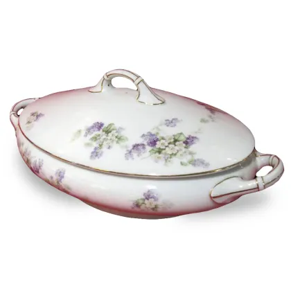 Zdjęcie Waza porcelanowa owalna z drobnymi kwiatuszkami zdobionymi na białym tle i złotymi profilami