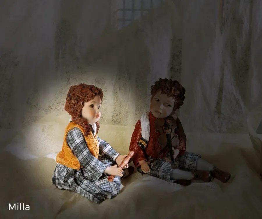 obrazek 1 Laleczka porcelanowa dziewczynki grającą na flecie - Sibania