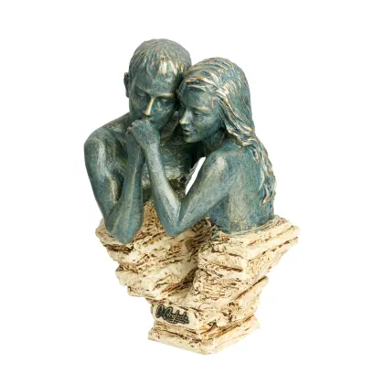 Zdjęcie Niebanalna figura ozdobna - mężczyzna całujący kobietę w rękę