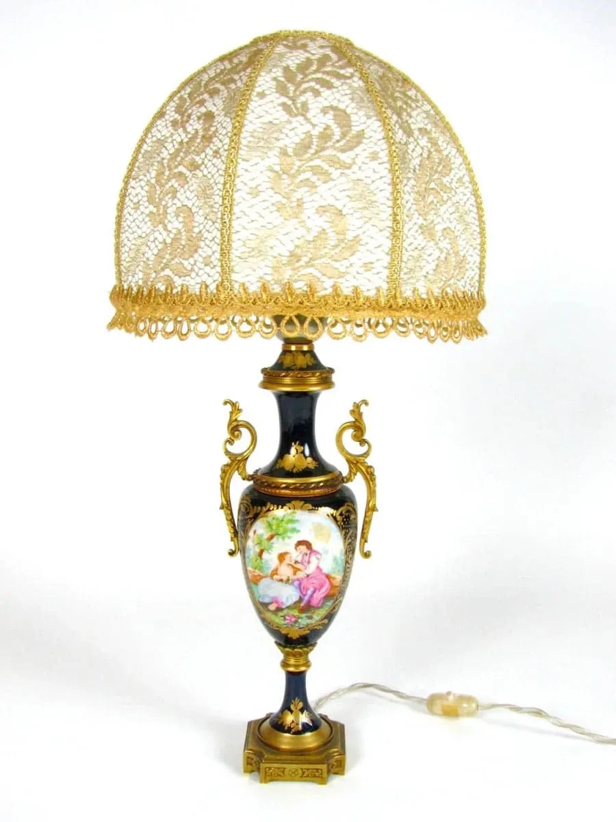 Lampy stołowe z kobaltowej porcelany ozdobione złotem