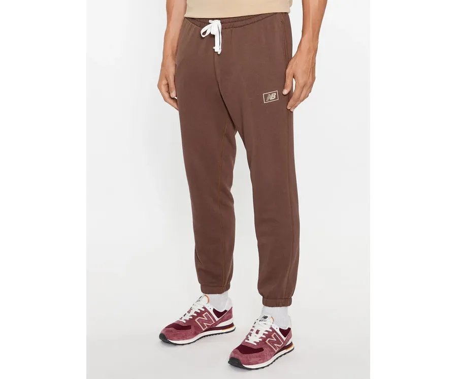 obrazek 1 New Balance Spodnie dresowe NB Essentials Sweatpant MP33509 Brązowy Regular Fit