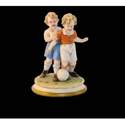 Zdjęcie Figurka dzieci grających w piłkę nożną z porcelany