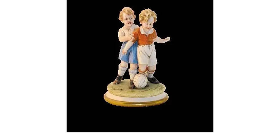 obrazek 1 Figurka dzieci grających w piłkę nożną z porcelany