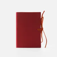 Zdjęcie Stylowy notes wykonany ze skóry w kolorze czerwonym