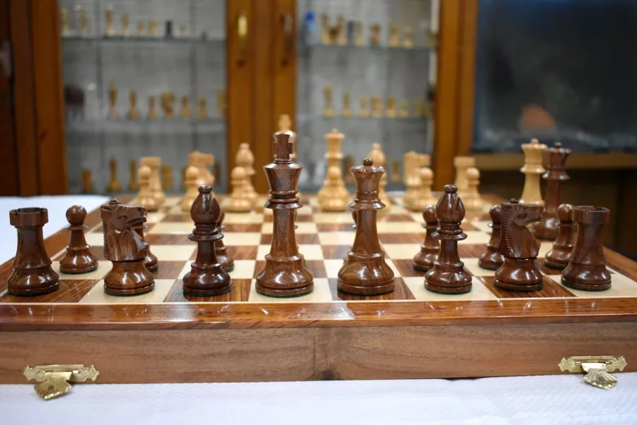 obrazek 8 Ekskluzywny komplet szachowy z szufladą z serii klubowej - The Chess Empire