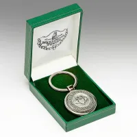Zdjęcie Brelok do kluczy z emblematem zdobionym wzorem Claddagh wykonany z pewteru