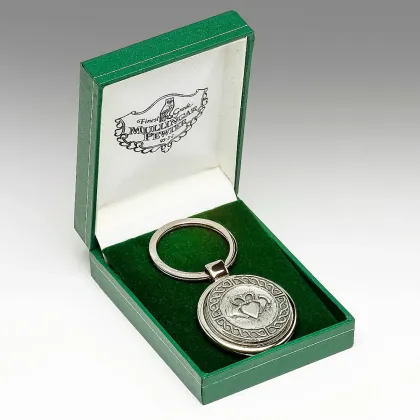 Zdjęcie Brelok do kluczy z emblematem zdobionym wzorem Claddagh wykonany z pewteru