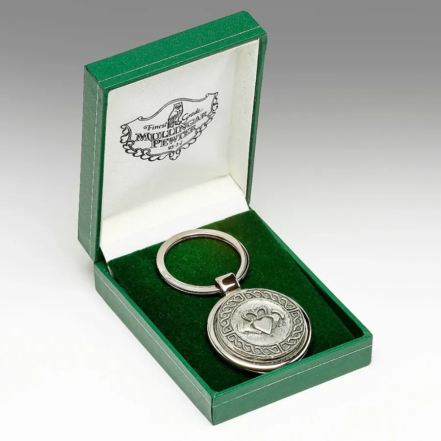 obrazek 1 Brelok do kluczy z emblematem zdobionym wzorem Claddagh wykonany z pewteru