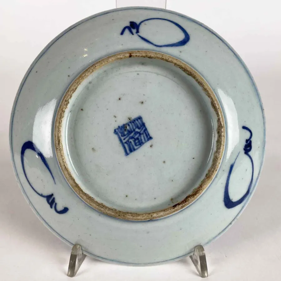 obrazek 2 Gustowny chiński talerz porcelanowy w kolorze niebiesko-białym z zielonkawo-białym tłem z XX wieku