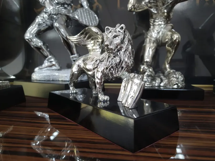 obrazek 6 Statuetka z posrebrzanym lwem