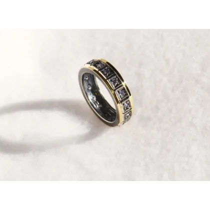 Zdjęcie Zdobiona złotem i cyrkoniami obrączka