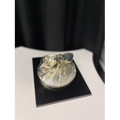 Zdjęcie Figurka z tradycyjnymi narzędziami budowlanymi