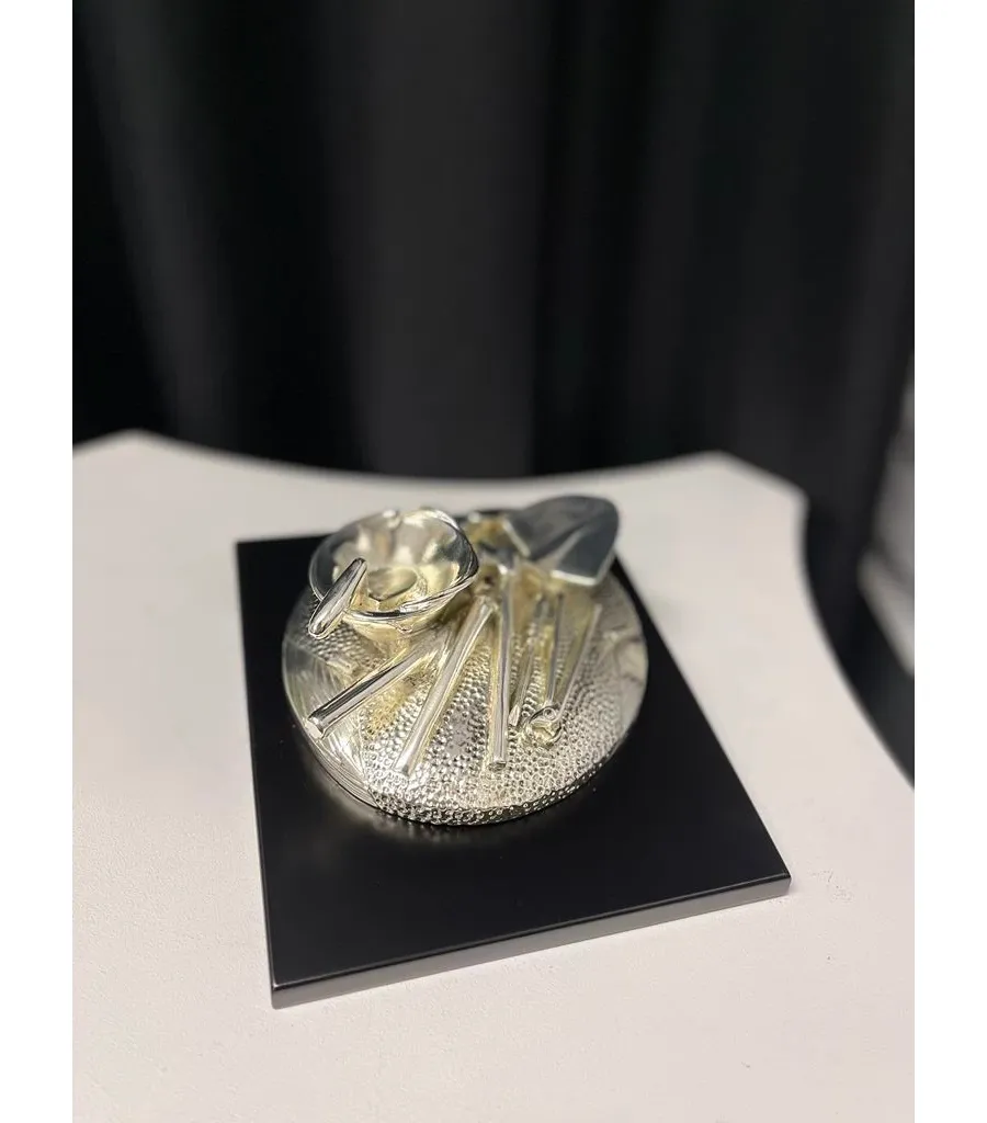 obrazek 1 Figurka z tradycyjnymi narzędziami budowlanymi