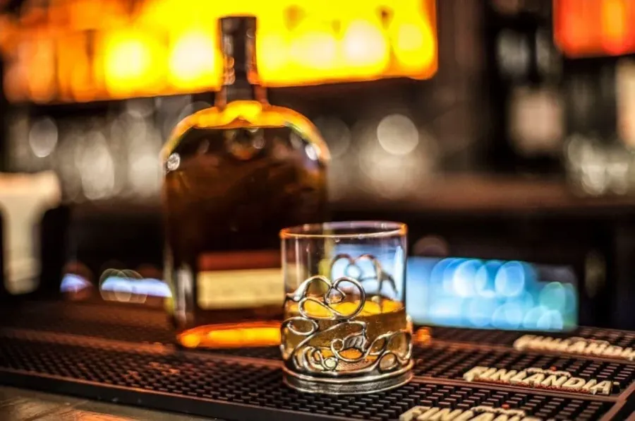 obrazek 4 Szklanka do whisky „Niekończący się wir” – wyjątkowy prezent