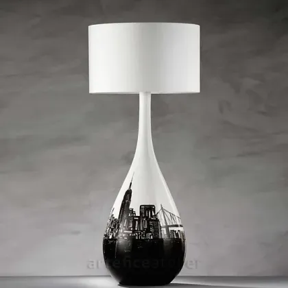 Zdjęcie Oryginalna lampa stojąca z ceramiczną malowaną podstawą