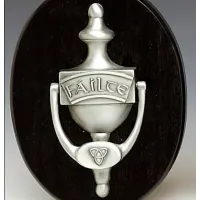 Zdjęcie Kołatka do drzwi zdobiona irlandzkim słowem ”Failte” wykonana z pewteru