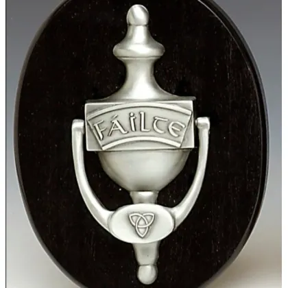 Zdjęcie Kołatka do drzwi zdobiona irlandzkim słowem ”Failte” wykonana z pewteru