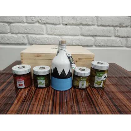 Zdjęcie Oryginalny zestaw włoskich produktów kulinarnych w drewnianym pudełku na prezent