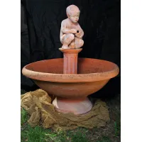 Zdjęcie Piękna fontanna z aniołkiem wykonana z gliny - Fornace Masini