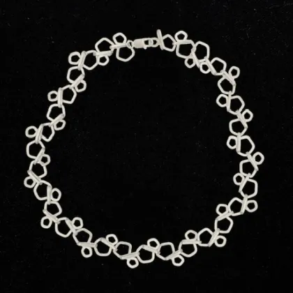 Zdjęcie Luksusowy srebrny naszyjnik w małe pięciokąty - idealny na prezent z okazji rocznicy